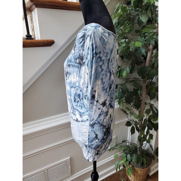 CAbi Womens Blue Tie Dye 100% Rayon Sleeveless Round Neck Top Shirt Medium - Picture 6 of 12